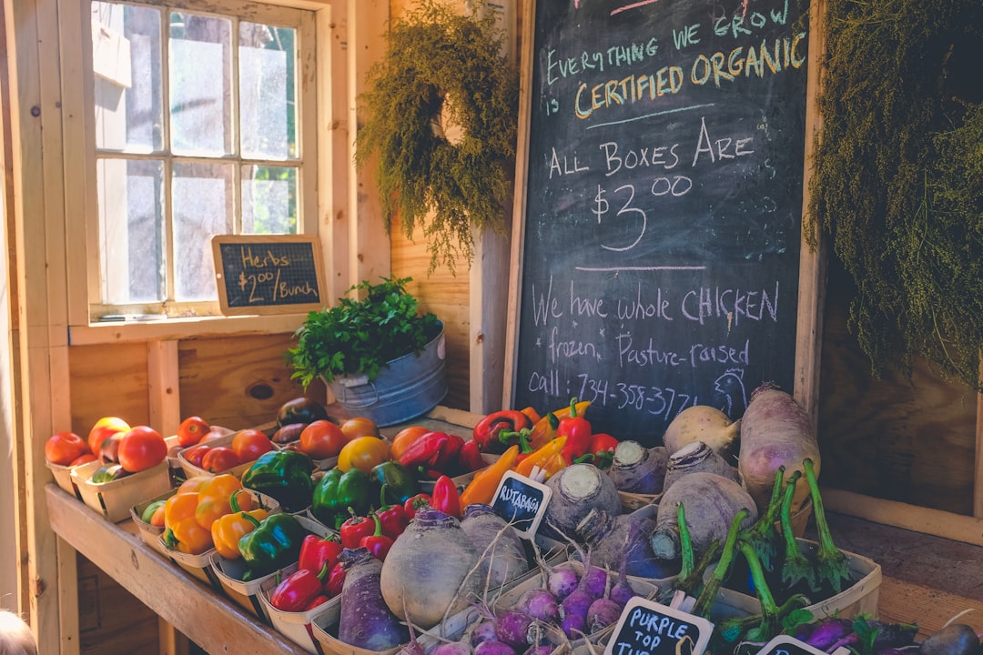 variety-of-vegetables-display-with-certified-organic-signage-sewtu-qy06c
